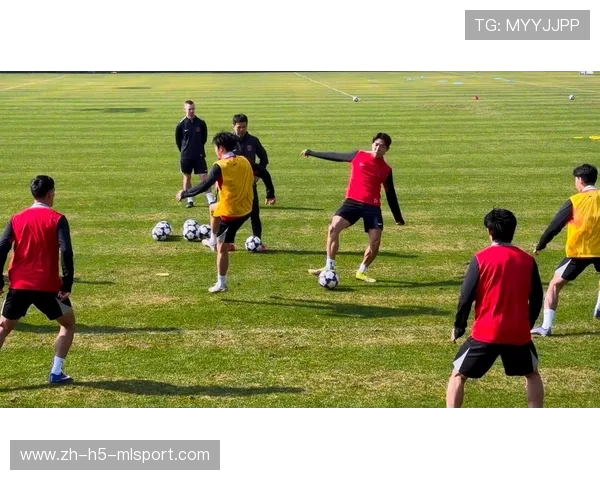 成都蓉城拜合拉木前点抢位，甩头攻门擦着横梁飞出