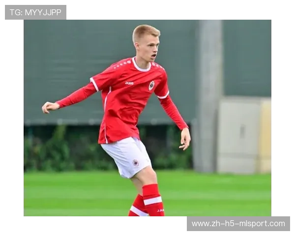 曼联青训培养出新星，年轻球员进步神速